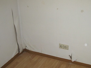 Schimmel an der Wand wegen mehreren Problemen gleichzeitig. Zimmer im Keller schlecht gedämmt, schlecht geheizt und Schrank nicht unter- und hinterlüftet: Vor dem Entfernen der Tapete